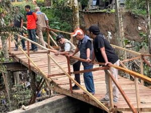 Plh Walikota Padang Panjang Tinjau Jembatan Darurat Swadaya Warga di Tanjung Ganting