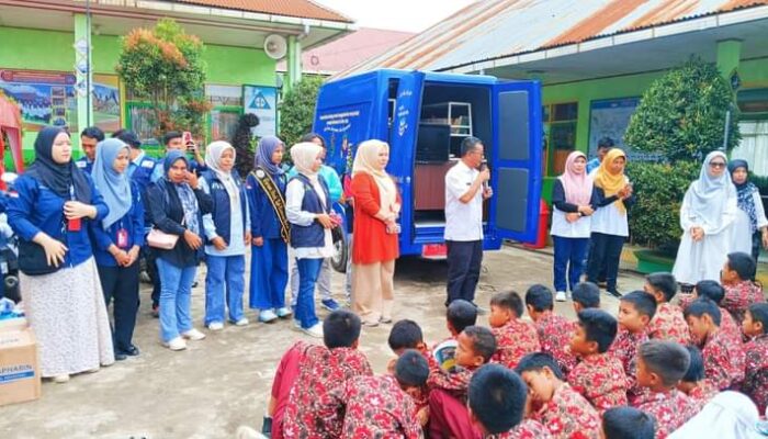 Serahkan Bantuan, Forum Anak Pasaman Barat Hibur Anak-anak Korban Galodo Agam