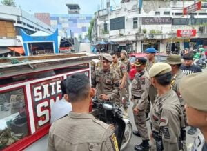 Membandel Ditertibkan, Satpol PP Angkat Gerobak PKL di Pasar Raya Padang