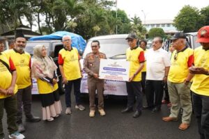 Jenguk Kampuang, Perantau Sungayang Bawa Bantuan Peralatan Dapur Senilai Rp170 Juta