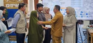 Minang Diaspora Serahkan Bantuan Pendidikan Mahasiswa Korban Galodo Tanah Datar