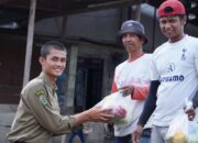 Santri Pesantren Kauman Padang Panjang Bagikan Ratusan Paket Sembako di Hari Buruh Nasional