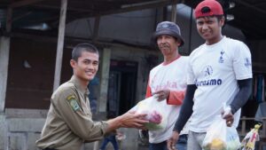 Santri Pesantren Kauman Padang Panjang Bagikan Ratusan Paket Sembako di Hari Buruh Nasional