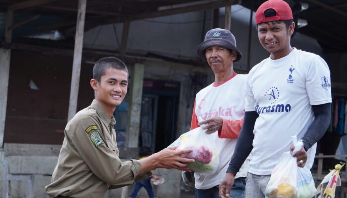 Santri Pesantren Kauman Padang Panjang Bagikan Ratusan Paket Sembako di Hari Buruh Nasional