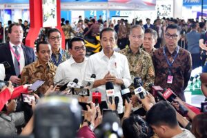 Kunjungi PEVS 2024, Presiden Jokowi Sebut Pemerintah Dorong Tumbuhnya Pabrik Baterai di Indonesia