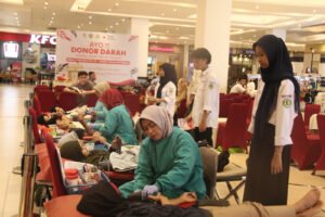 Universitas Baiturahmah Gelar Donor Darah di Transmart Padang