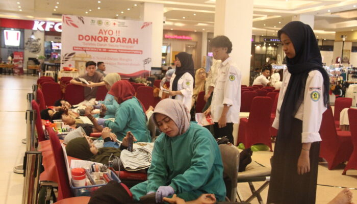 Universitas Baiturahmah Gelar Donor Darah di Transmart Padang