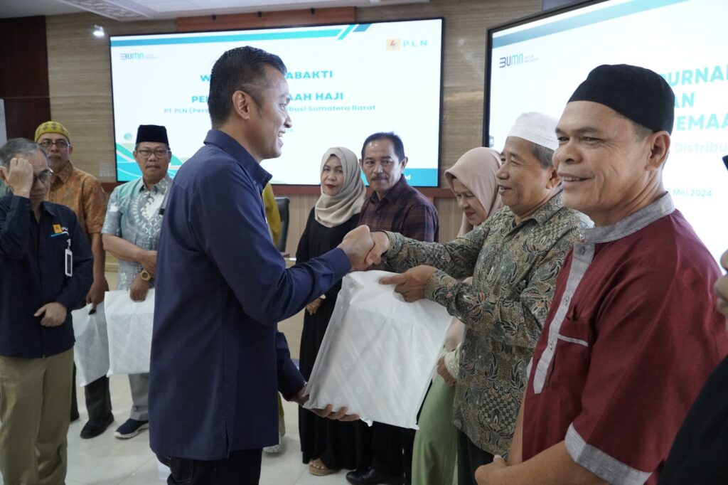 GM Eric Rossi Lepas 36 Pegawai PLN UID Sumatera Barat Menuju Tanah Suci