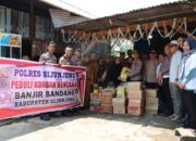 Polres dan Bhayangkari Sijunjung Serahkan Bantuan untuk Korban Banjir Kupitan Padang Sibusuk