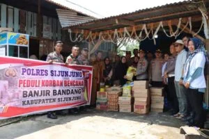 Polres dan Bhayangkari Sijunjung Serahkan Bantuan untuk Korban Banjir Kupitan Padang Sibusuk
