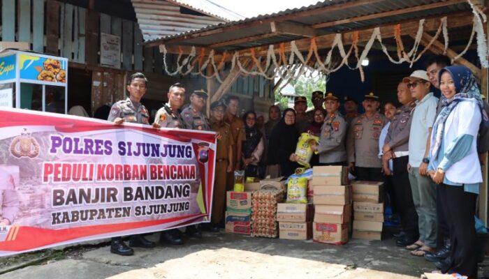 Polres dan Bhayangkari Sijunjung Serahkan Bantuan untuk Korban Banjir Kupitan Padang Sibusuk