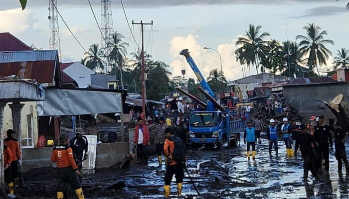 103 Travo Tumbang Akibat Galodo Agam-Tanah Datar, PLN Gerak Cepat Pulihkan Listrik Masyarakat