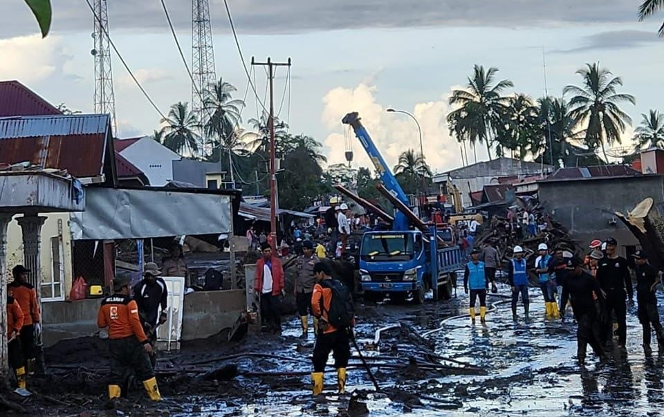 103 Travo Tumbang Akibat Galodo Agam-Tanah Datar, PLN Gerak Cepat Pulihkan Listrik Masyarakat
