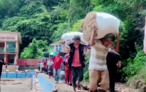 Jalan Putus, Petani Nagari Singgalang Keluarkan Biaya Ekstra Bawa Sayur Mayur ke Pasar Bukik Surungan Padang Panjang