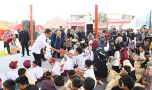 Serahkan Bantuan, Presiden Jokowi Perintahkan Kementerian PUPR Segera Bangun Rumah Relokasi dan Infrastruktur