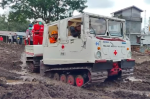 PMI Turunkan Hagglunds Bantu Operasi Khusus Pencarian Korban Hilang yang Diduga Tertimbun Lumpur Galodo