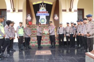 Polda Riau Serahkan Bantuan untuk Korban Banjir Bandang Sumatera Barat