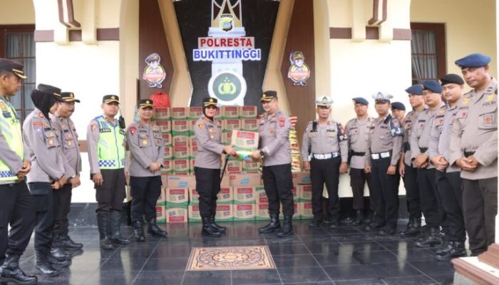 Polda Riau Serahkan Bantuan untuk Korban Banjir Bandang Sumatera Barat