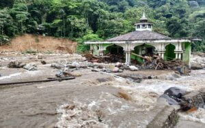 FOTO-FOTO: Galodo Seret Semua Tempat Wisata Pemandian Mega Mendung Lembah Anai, Mushalla Berdiri Kokoh