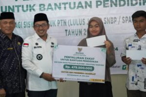 Serahkan Bantuan Pendidikan, Bupati Tanah Datar Pastikan Tak Ada Siswa Gagal Kuliah Terkendala Biaya