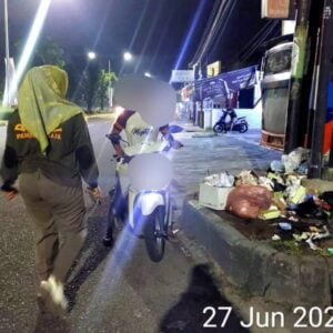 Tadi Malam, 7 Warga Padang Ditangkap Satpol PP Karena Buang Sampah Sembarangan