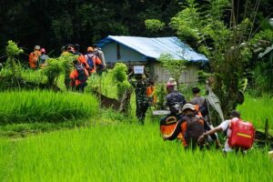 Tak Peduli Lelah, Tim Gabungan Kembali Turun Bersihkan Aliran Sungai Sigarunggung Gunung Marapi