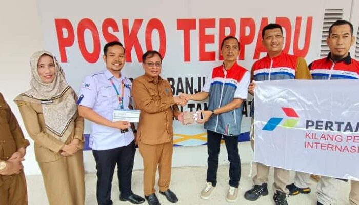 PT Kilang Pertamina Indonesia Dumai Serahkan Bantuan untuk Korban Galodo Tanah Datar