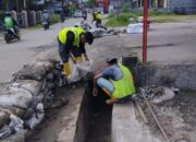 Dinas PUPR Kota Padang Keruk Sedimen 36 Titik Drainase di Kawasan Langganan Banjir