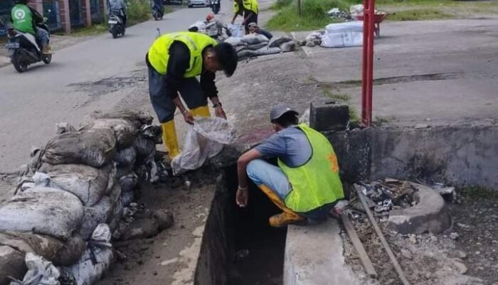 Dinas PUPR Kota Padang Keruk Sedimen 36 Titik Drainase di Kawasan Langganan Banjir