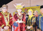 Pj Walikota dan Ketua PKK Kota Padang Berpakaian Marapulai-Anak Daro saat Karnaval Budaya Nusantara APEKSI XVII Balikpapan