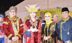 Pj Walikota dan Ketua PKK Kota Padang Berpakaian Marapulai-Anak Daro saat Karnaval Budaya Nusantara APEKSI XVII Balikpapan