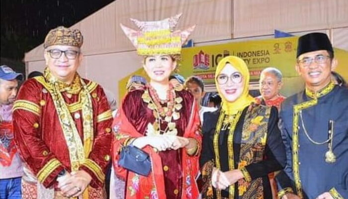 Pj Walikota dan Ketua PKK Kota Padang Berpakaian Marapulai-Anak Daro saat Karnaval Budaya Nusantara APEKSI XVII Balikpapan