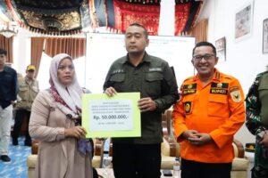 Wagub Audy Joinaldy Bantu Ahli Waris 10 Korban Hilang Galodo Tanah Datar Rp50 Juta