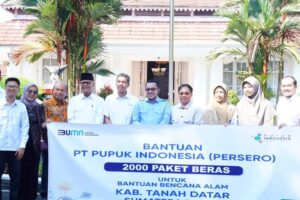 PT Pupuk Indonesia dan Istri Karyawan PI Serahkan Bantuan 2.000 Paket Beras untuk Korban Galodo Tanah Datar