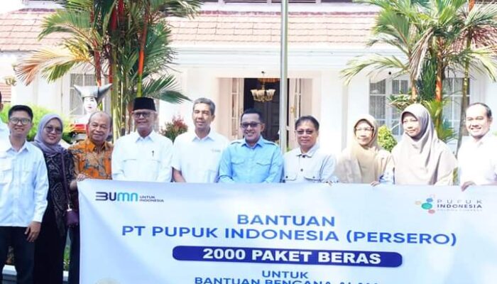 PT Pupuk Indonesia dan Istri Karyawan PI Serahkan Bantuan 2.000 Paket Beras untuk Korban Galodo Tanah Datar