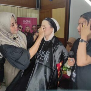 Istri Satpol PP Padang Dilatih Merias Wajah, Hasilnya Menakjubkan!