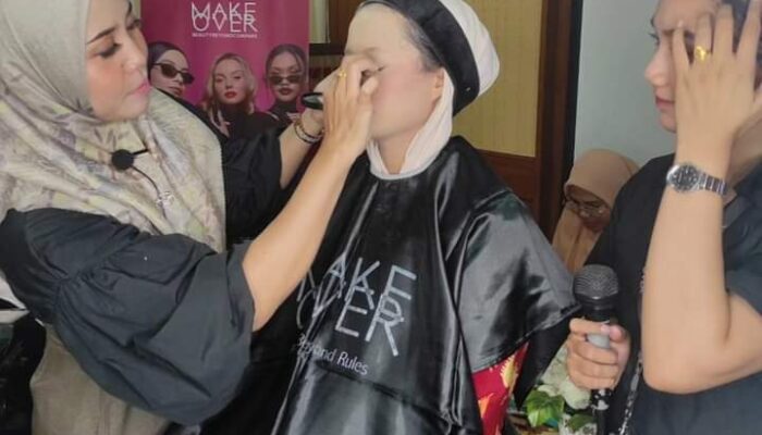Istri Satpol PP Padang Dilatih Merias Wajah, Hasilnya Menakjubkan!