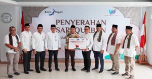 Bank Nagari Serahkan Sapi Kurban untuk Warga di Lokasi Bencana di Sumbar