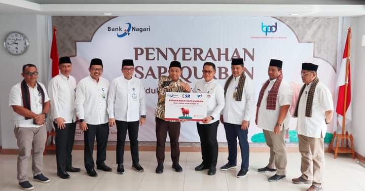 Bank Nagari Serahkan Sapi Kurban untuk Warga di Lokasi Bencana di Sumbar