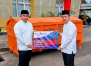 CSR Bank Nagari Serahkan 1 Kontainer Sampah ke Pemkab Dharmasraya