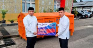 CSR Bank Nagari Serahkan 1 Kontainer Sampah ke Pemkab Dharmasraya
