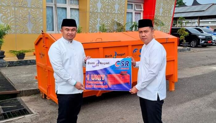 CSR Bank Nagari Serahkan 1 Kontainer Sampah ke Pemkab Dharmasraya