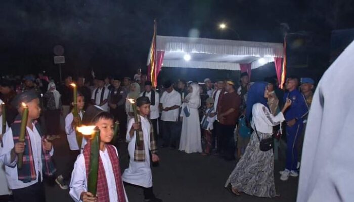 Semarak Takbiran Idul Adha di Agam, Ratusan Siswa Kumandangkan “Allahu Akbar” Sambil Pegang Obor