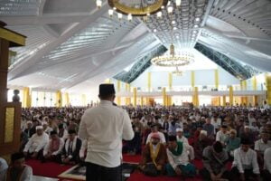 Shalat Idul Adha di Masjid Agung Dharmasraya, Bupati Sutan Riska Ingatkan Warga Bahaya Judi dan Belanja Online