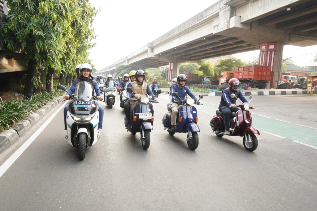 Dorong Percepatan Transidi Energi, PLN-KLHK Konvoi Motor Listrik Keliling Ibukota