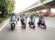 Dorong Percepatan Transidi Energi, PLN-KLHK Konvoi Motor Listrik Keliling Ibukota