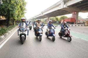 Dorong Percepatan Transidi Energi, PLN-KLHK Konvoi Motor Listrik Keliling Ibukota