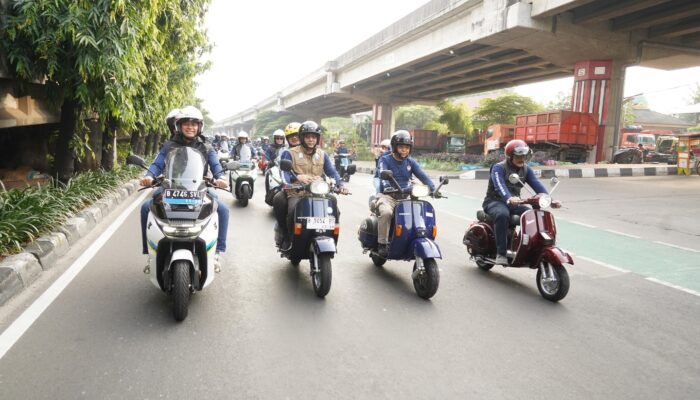 Dorong Percepatan Transidi Energi, PLN-KLHK Konvoi Motor Listrik Keliling Ibukota