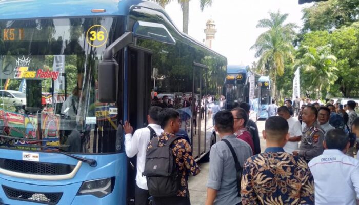 Setiap Hari, 400 Lebih Lansia Naik Trans Padang Gratis