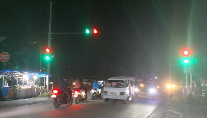 FLASH: Membingungkan! Lampu Hijau dan Merah di Traffic Light Bypass Balai Baru Kompak Menyala